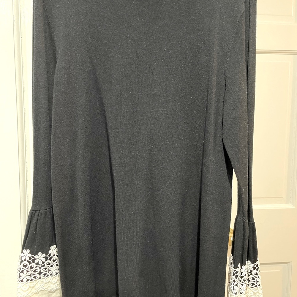Tunic top with lace on the cuffs